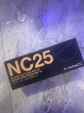 MAC Studio Fix Fluid NC25 Foundation - Black & Beige Packaging